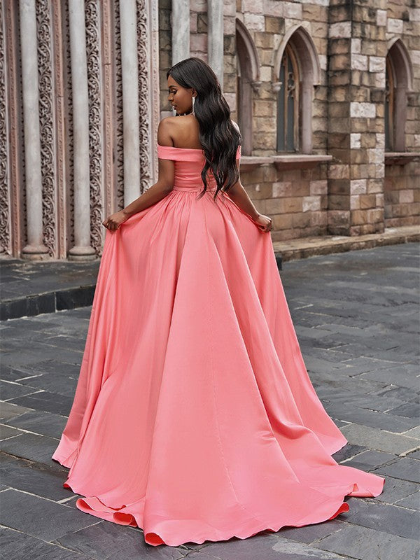 Robe longue en satin sans manches à volants et épaules dénudées